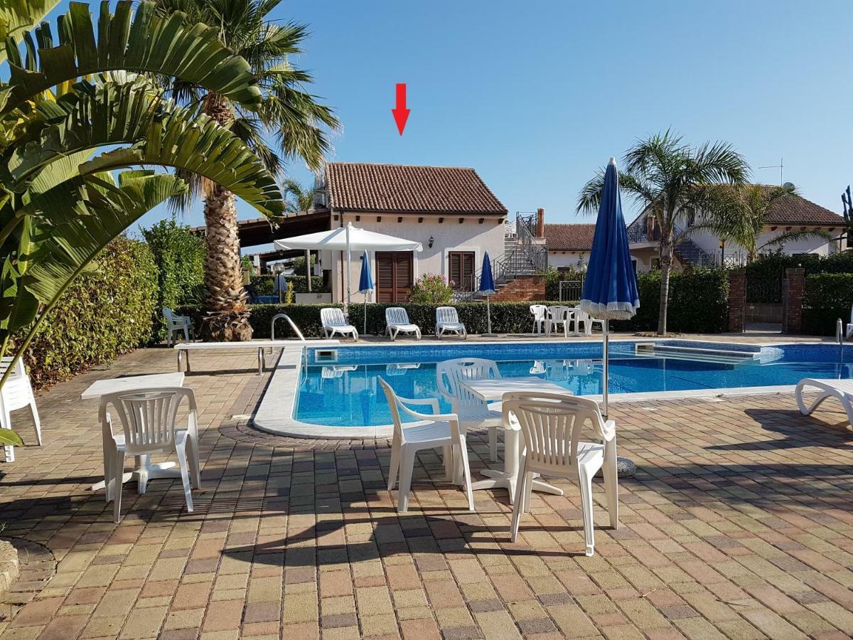 Вилла Mansarda Con Vista Piscina Кампофеличе-ди-Роччелла Экстерьер фото