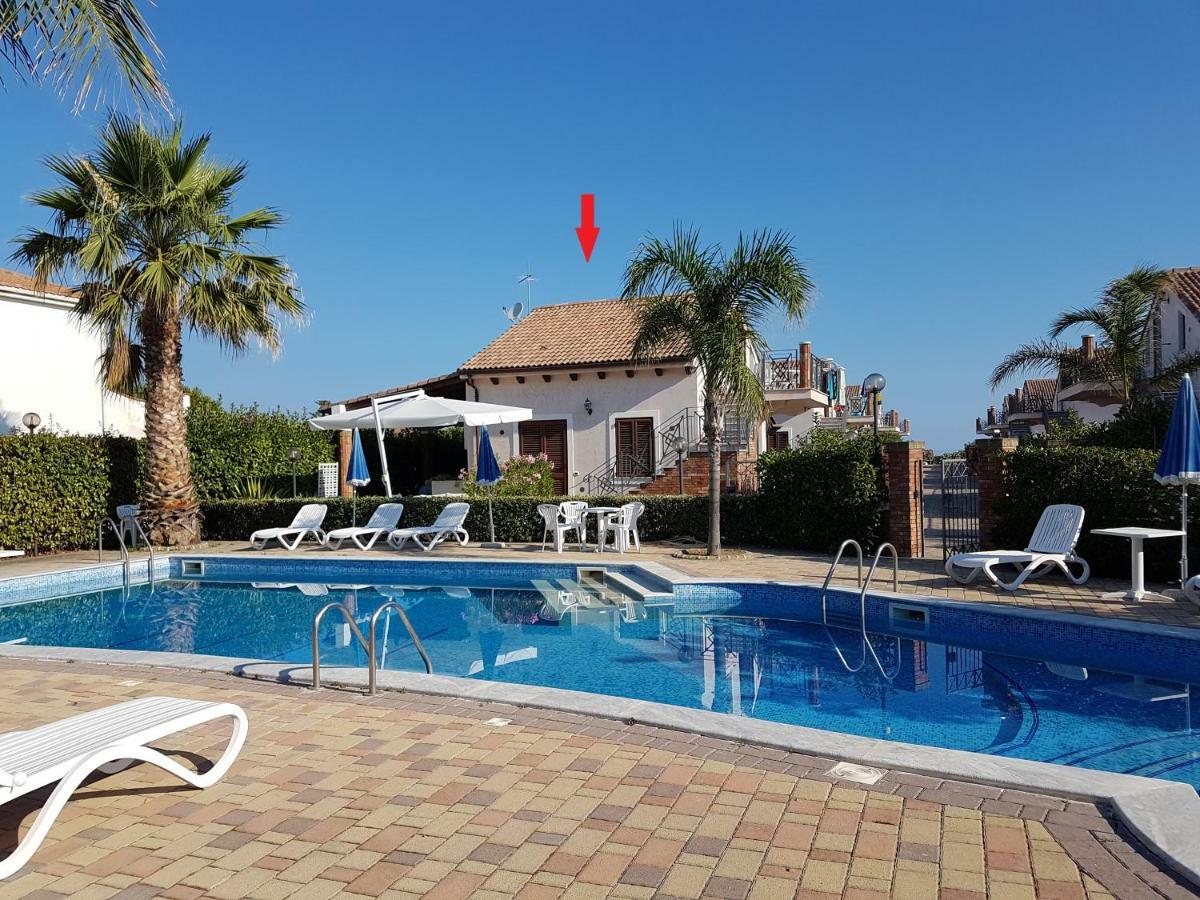 Вилла Mansarda Con Vista Piscina Кампофеличе-ди-Роччелла Экстерьер фото