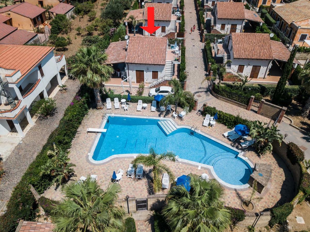 Вилла Mansarda Con Vista Piscina Кампофеличе-ди-Роччелла Экстерьер фото