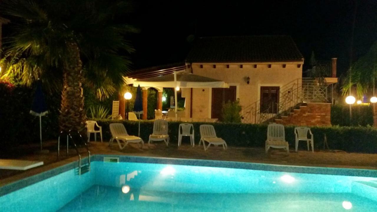 Вилла Mansarda Con Vista Piscina Кампофеличе-ди-Роччелла Экстерьер фото